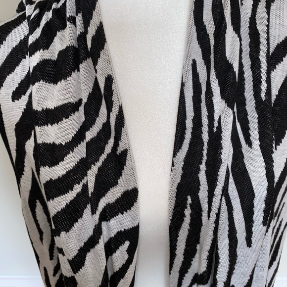 Plus Sized Zebra Print Cardigan - Picture 4 of 5
